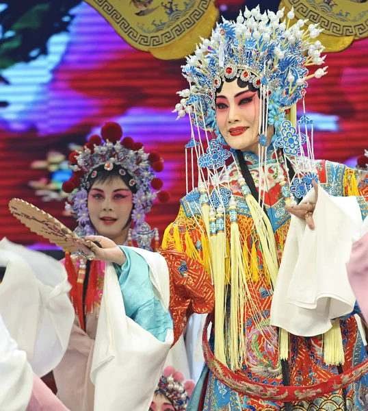 Гарна китайська традиційна оперна актриса з театральним костюмом — стокове фото