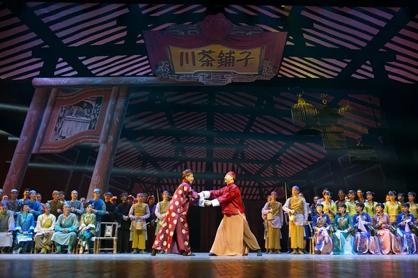 Bailarines nacionales chinos realizan en el escenario — Stockfoto
