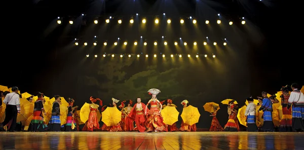 Dança étnica chinesa de nacionalidade Yi — Fotografia de Stock