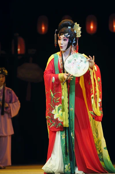 Pretty chinese traditional opera actress with theatrical costume — Stock Photo, Image