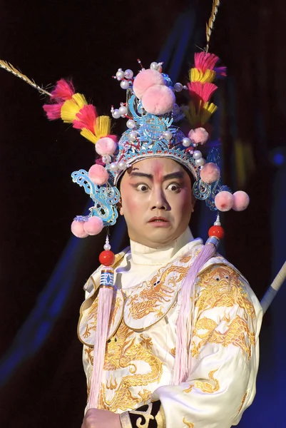 Chinesischer traditioneller Opernschauspieler mit theatralischem Kostüm — Stockfoto