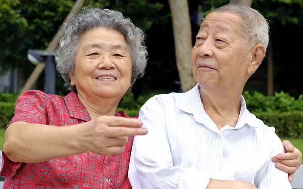 幸せな先輩夫婦 — ストック写真