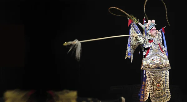 Chinesischer traditioneller Opernschauspieler mit theatralischem Kostüm — Stockfoto