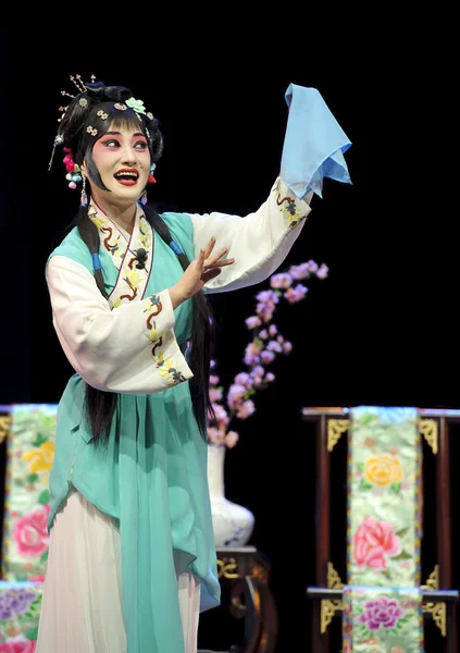 Pretty chinese opera actress perform on stage with traditional costume. — Stock Photo, Image