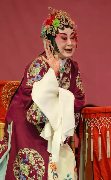 Actriz de ópera china realizar en el escenario con traje tradicional — Foto de Stock