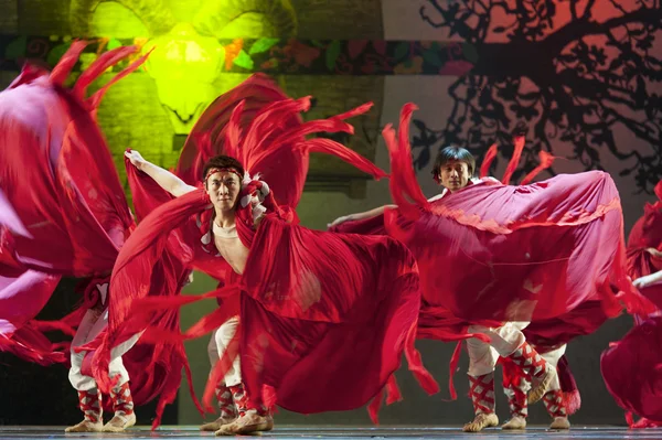 Chinese Qiang national dancers — Stock Photo, Image