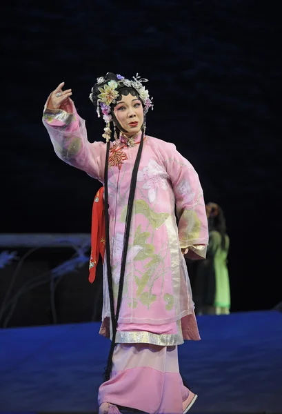 Jolie actrice d'opéra traditionnelle chinoise avec costume théâtral — Photo