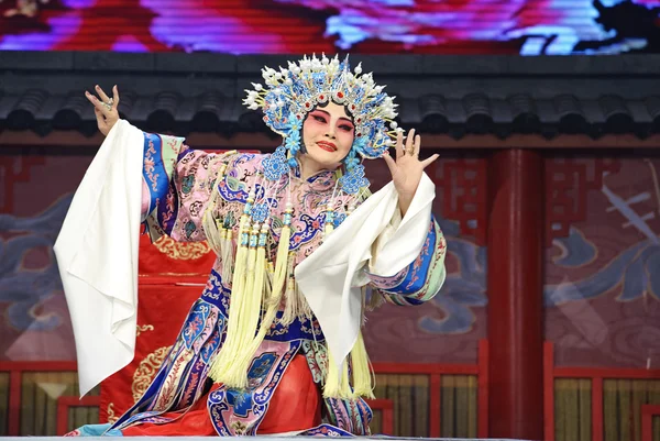 Hübsche traditionelle chinesische Opernsängerin mit theatralischem Kostüm — Stockfoto