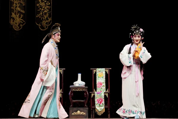 Pretty chinese traditional opera actress with theatrical costume — Stock Photo, Image