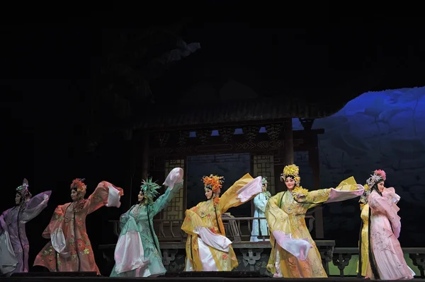 Pretty chinese traditional opera actress with theatrical costume — Stock Photo, Image