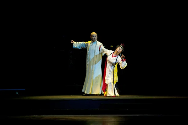 Docela čínské tradiční herečka s divadelní kostým — Stock fotografie
