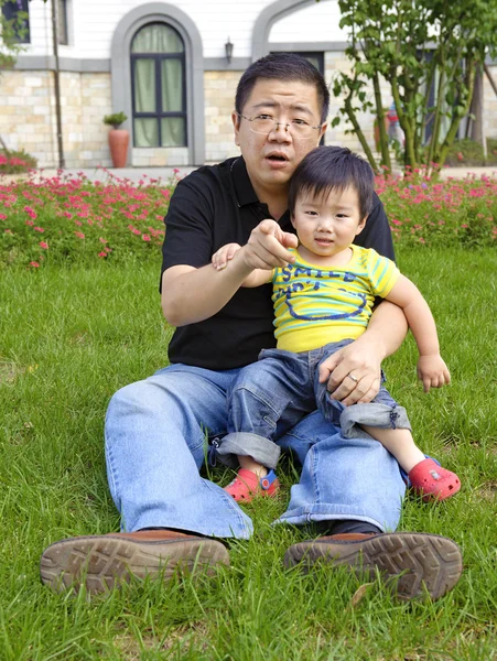 그의 아버지와 함께 행복 한 아기를 재생 — 스톡 사진