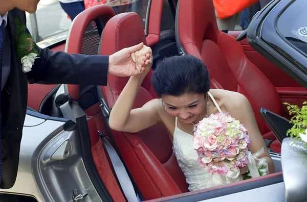 Ein junges Paar am Hochzeitstag — Stockfoto