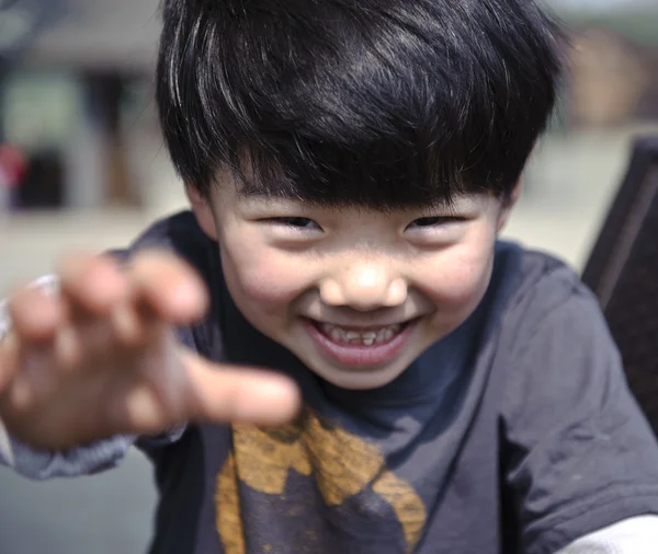 Um menino bonito jogando — Fotografia de Stock