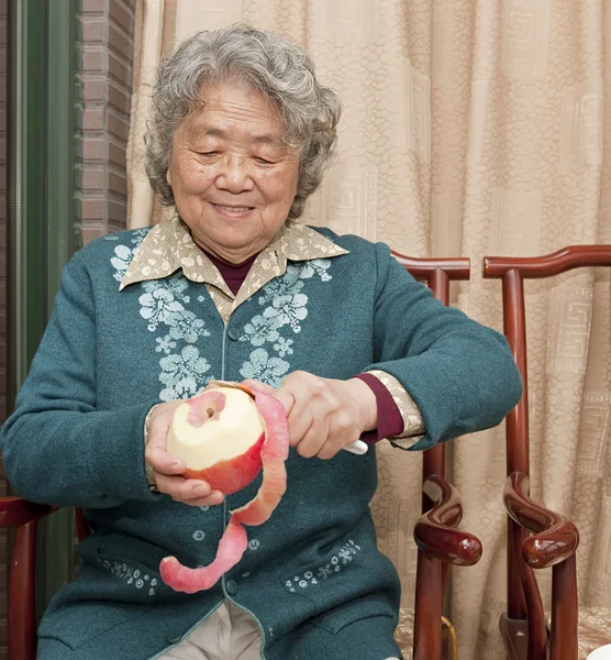 Babcia obieranie jabłka — Zdjęcie stockowe