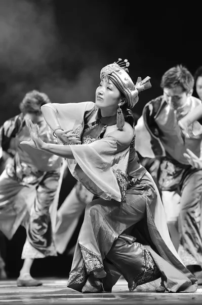 Chinese qiang etnische dansers — Stockfoto