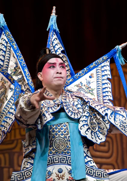 Chinesischer traditioneller Opernschauspieler mit theatralischem Kostüm — Stockfoto