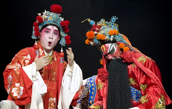 चीनी पारंपरिक ओपेरा अभिनेता नाटकीय पोशाक के साथ — स्टॉक फ़ोटो, इमेज