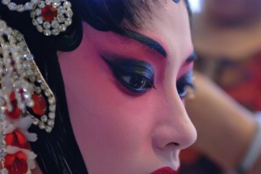 Çin opera oyuncu yüzü performa önce boyama