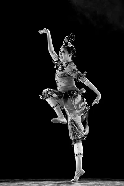 Muito chinês uigur nacional dança menina — Fotografia de Stock