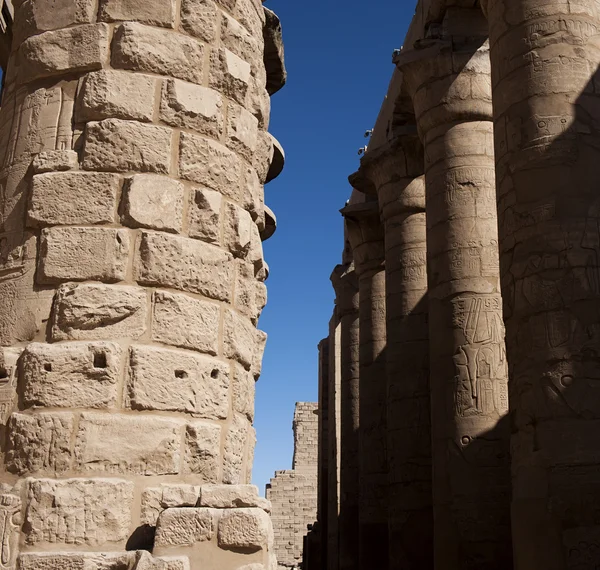 लक्झर, इजिप्तमधील कर्नाक मंदिराचे ग्रँड स्तंभ — स्टॉक फोटो, इमेज