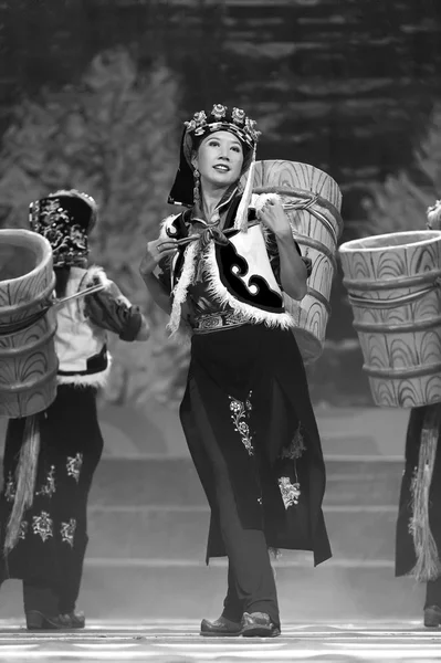 Čínská Tibetská etnické tanečnice — Stock fotografie
