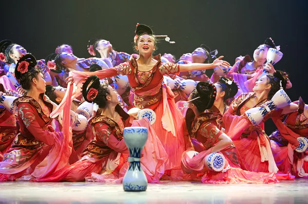 Pretty chinese national dancing girls — Stock Photo, Image