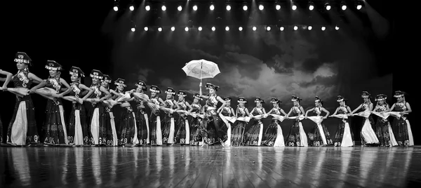 Dança étnica chinesa de nacionalidade Yi — Fotografia de Stock