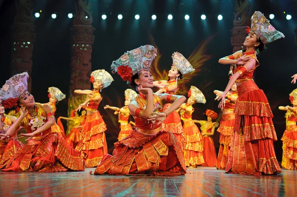 Danse ethnique chinoise de nationalité yi — Photo