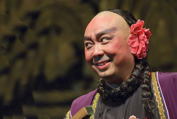 Ator de ópera tradicional chinesa com traje teatral — Fotografia de Stock