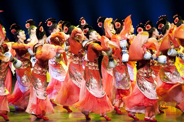 Pretty chinese national dancing girls — Stock Photo, Image