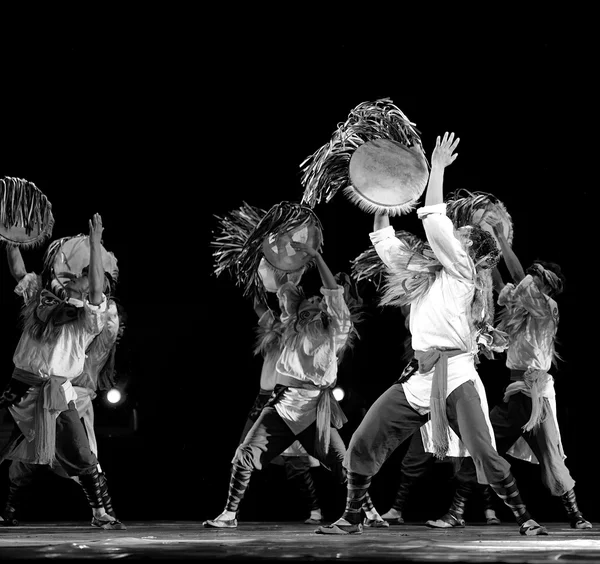 Chinese Qiang ethnic dancers — Stock Photo, Image