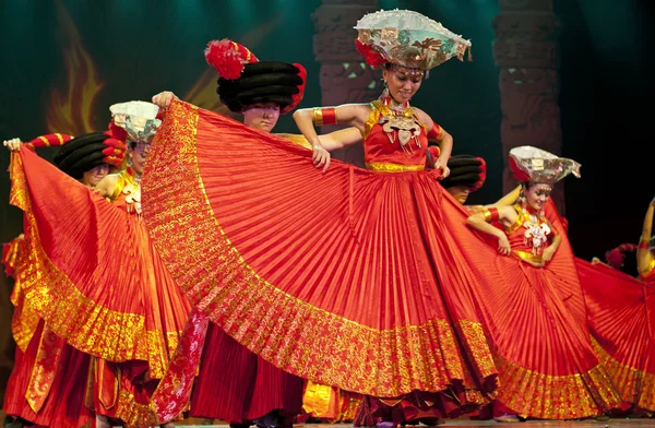 Dança étnica chinesa de nacionalidade Yi — Fotografia de Stock