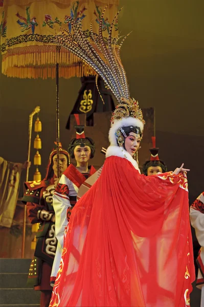 Pretty chinese traditional opera actress with theatrical costume — Stock Photo, Image