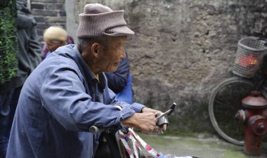 yaşlı adam mallar town sokaklarda ağladım
