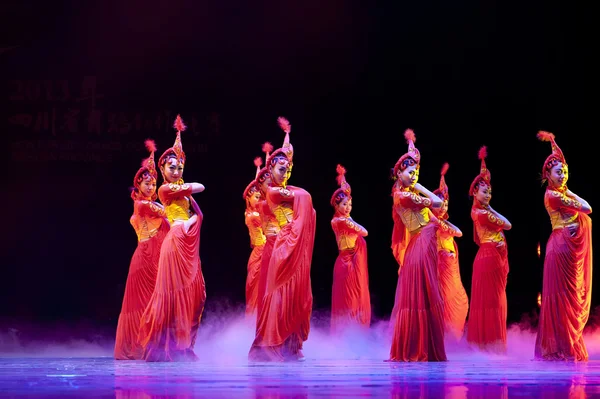 Vrij chinese nationale dansende meisjes — Stockfoto