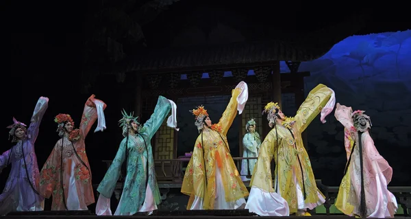 漂亮的中国传统戏曲舞台表演服装的女演员 — 图库照片
