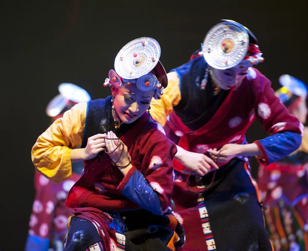 Chinese tibetan national dancing girls — Stock Photo, Image