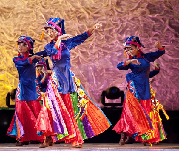 Chinese Tibetan ethnic dancers — Stock Photo, Image
