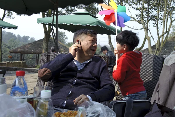 Jouer garçon et son père — Photo