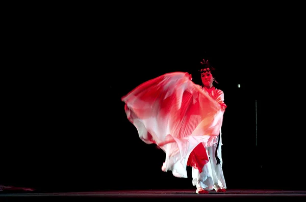 Actriz de ópera tradicional bastante china con traje teatral — Foto de Stock