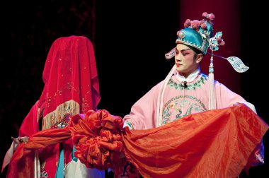 Çin sichuan opera sanatçısı geleneksel kostüm ile sahnede gösteri yapmak.