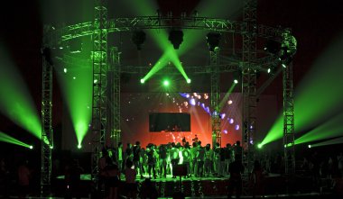 kalabalık ve muhteşem yıldırım ile canlı müzik konser