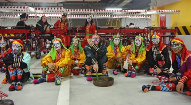 Çin Puning Yingge halk dansçılar