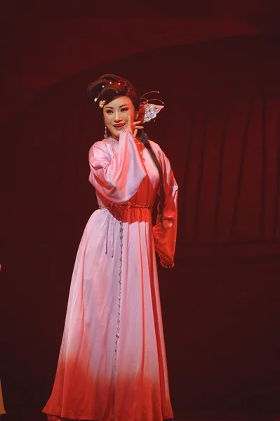 Pretty chinese traditional opera actress with theatrical costume — Stock Photo, Image