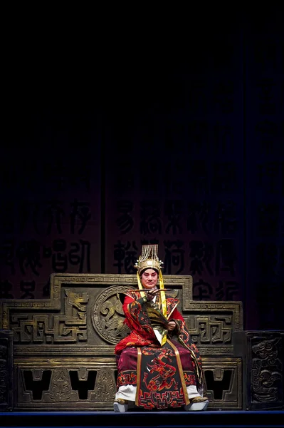 Chinese traditional opera actor with theatrical costume — Stock Photo, Image