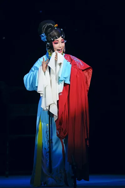 Jolie actrice d'opéra traditionnelle chinoise avec costume théâtral Image En Vente