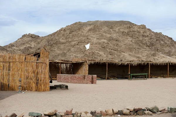 O assentamento da tribo beduína no deserto do Saara perto de Hurghada — Fotografia de Stock