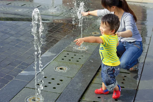 幸せな赤ちゃんは、彼の母親で遊んでください。 — ストック写真