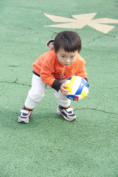 Brincadeira de bebê em um parque infantil — Fotografia de Stock